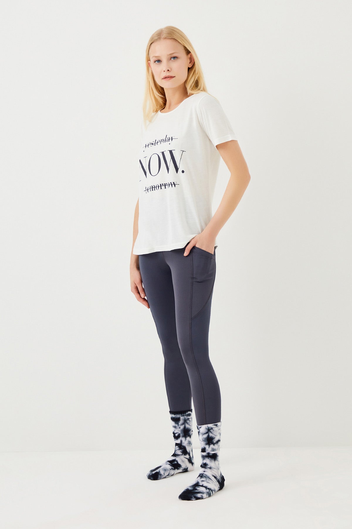 SEAMLESS ACTIVEWEAR LEGGINGS WITH YOGA SLOGAN T SHIRT SET GREY