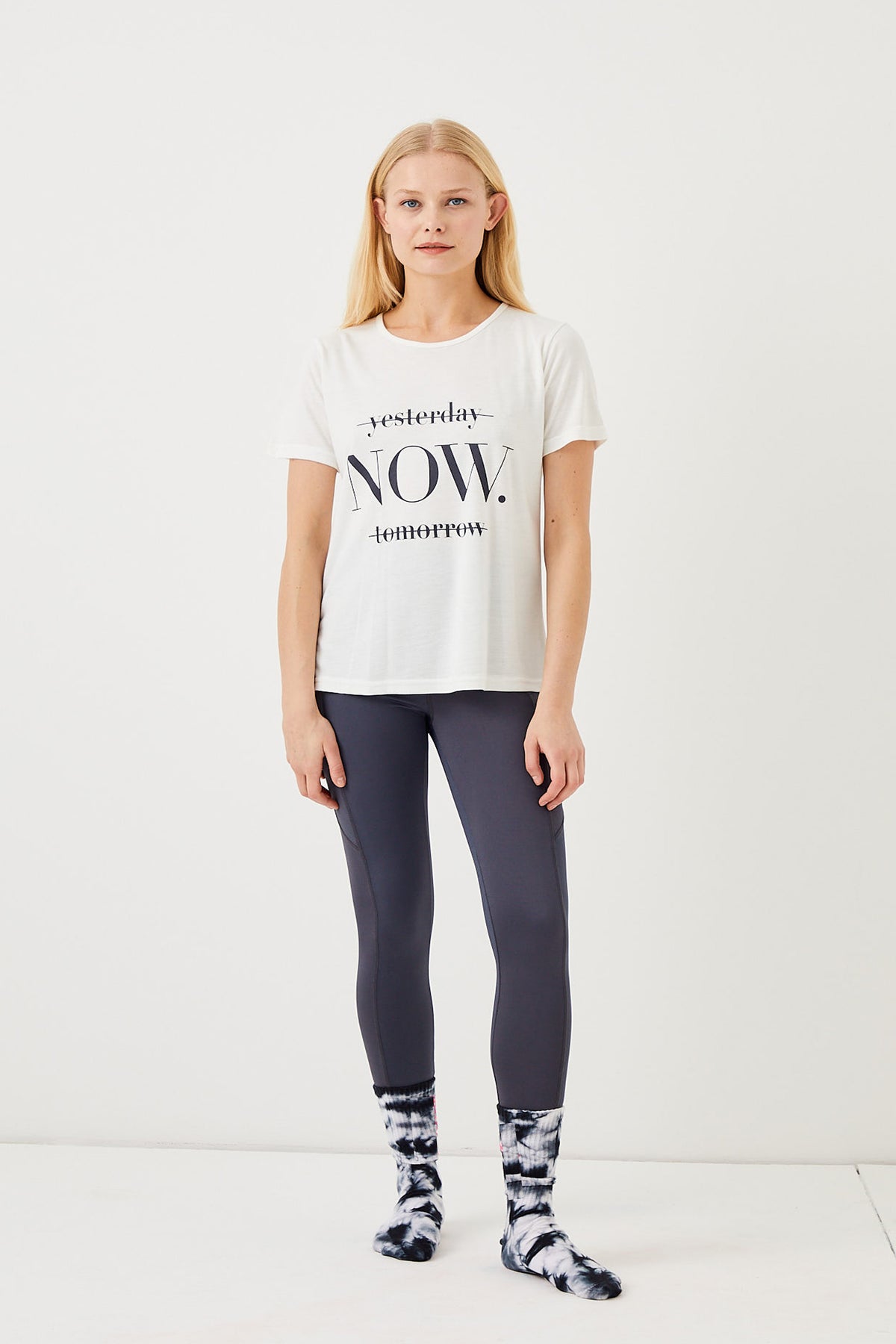 SEAMLESS ACTIVEWEAR LEGGINGS WITH YOGA SLOGAN T SHIRT SET GREY